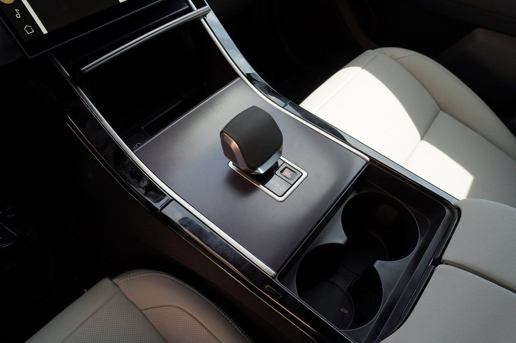 Certified 2026 Land Rover Range Rover Velar Dynamic SE AWD/4WD image 26