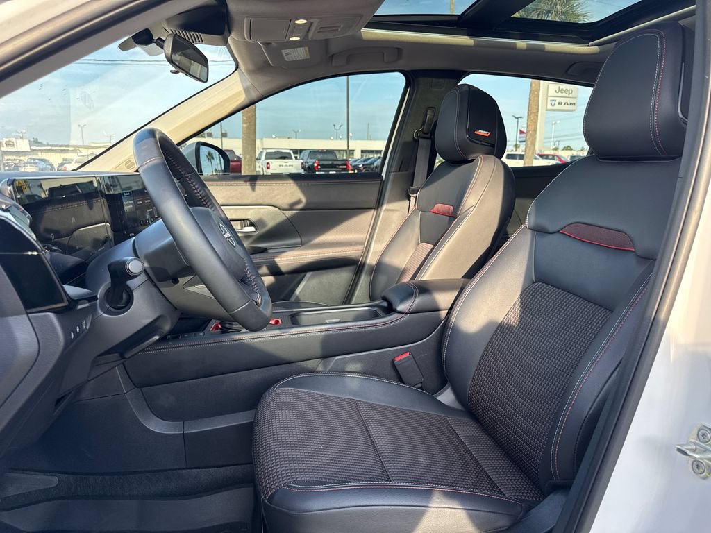 Used 2025 Nissan Kicks SR w/ SR Premium Package FWD image 13