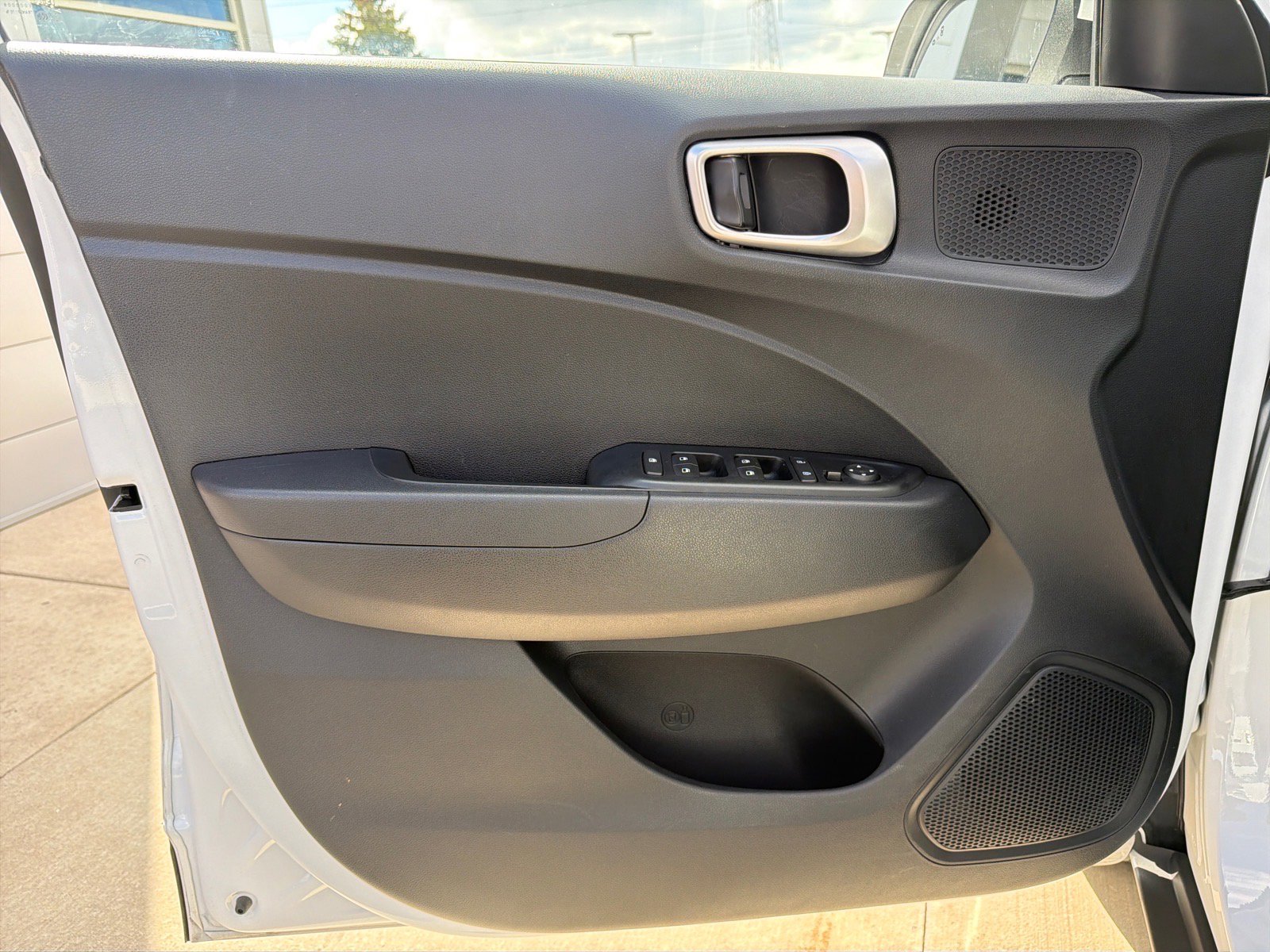 Used 2025 Hyundai Venue SEL image 11