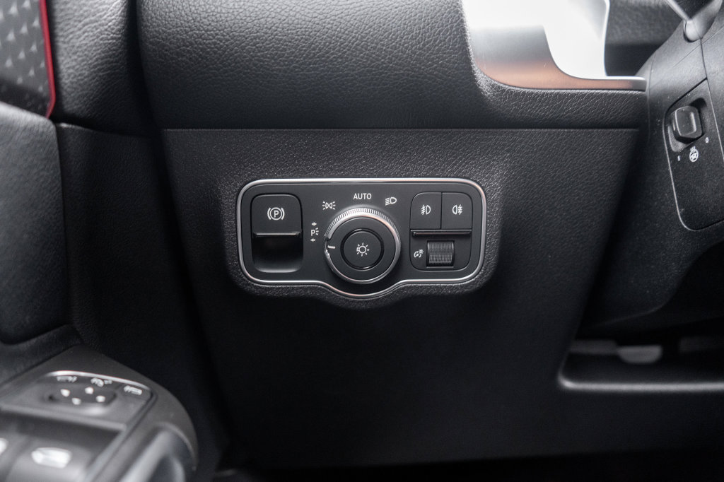Used 2024 Mercedes-Benz GLB 250 4MATIC w/ Winter Heating Package image 21
