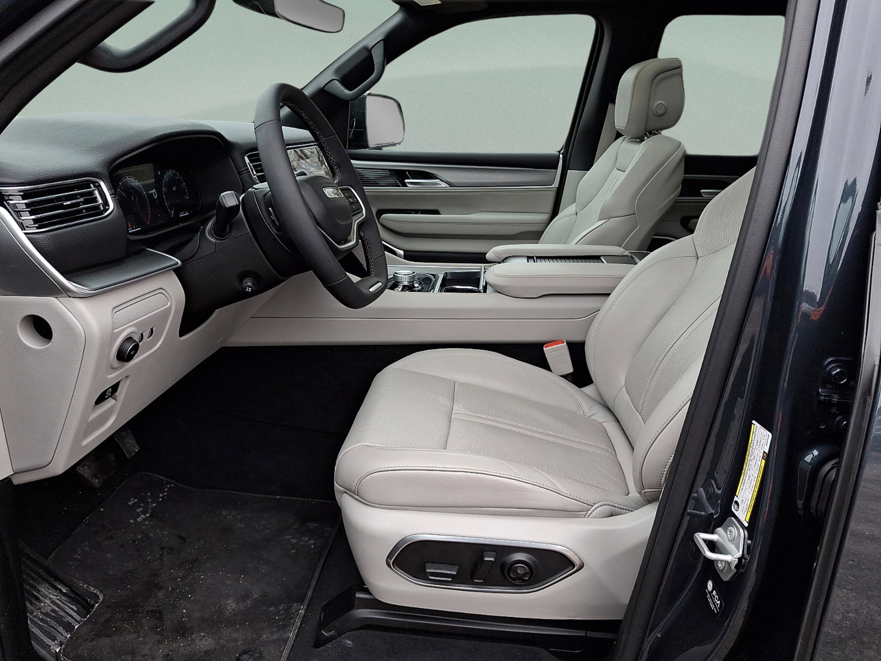 Used 2025 Jeep Wagoneer 4WD w/ Premium Group I image 12