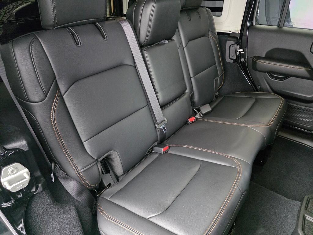 Used 2024 Jeep Wrangler Unlimited Sahara w/ Technology Group AWD/4WD image 27