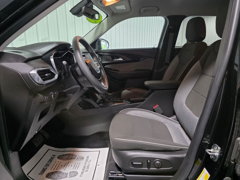 Used 2023 Chevrolet TrailBlazer LT w/ Convenience Package AWD/4WD image 9