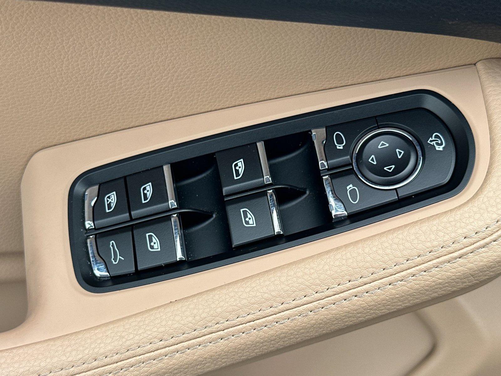 Certified 2026 Porsche Macan AWD/4WD image 11