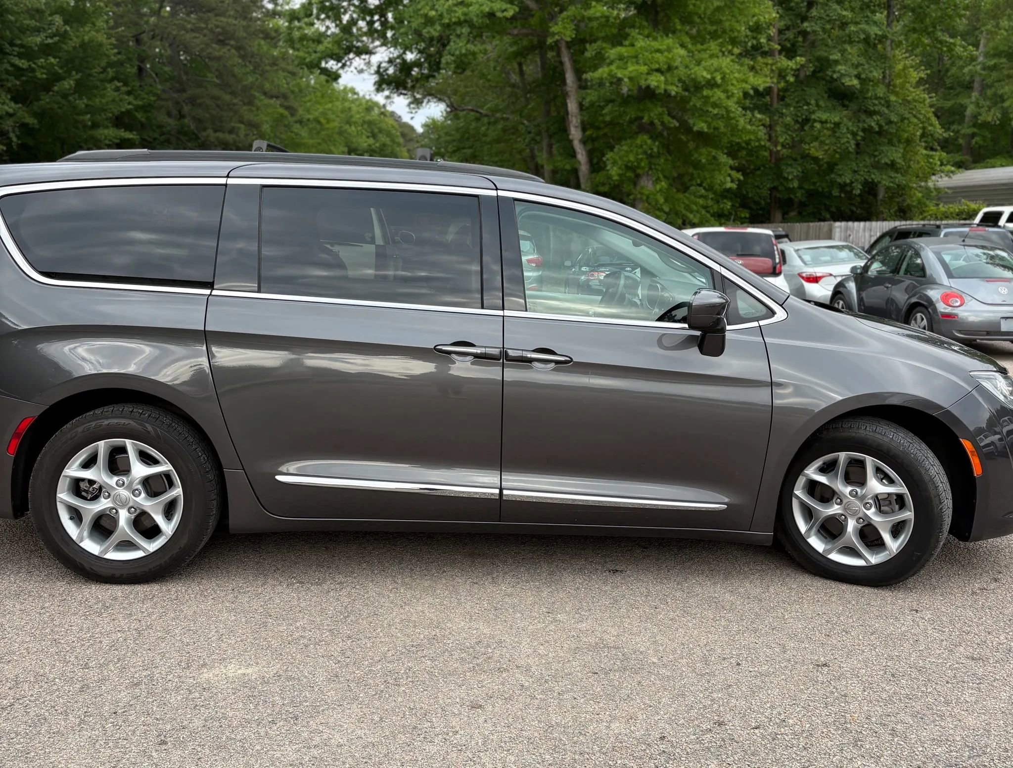 Used 2017 Chrysler Pacifica Touring-L w/ Tire & Wheel Group FWD image 7