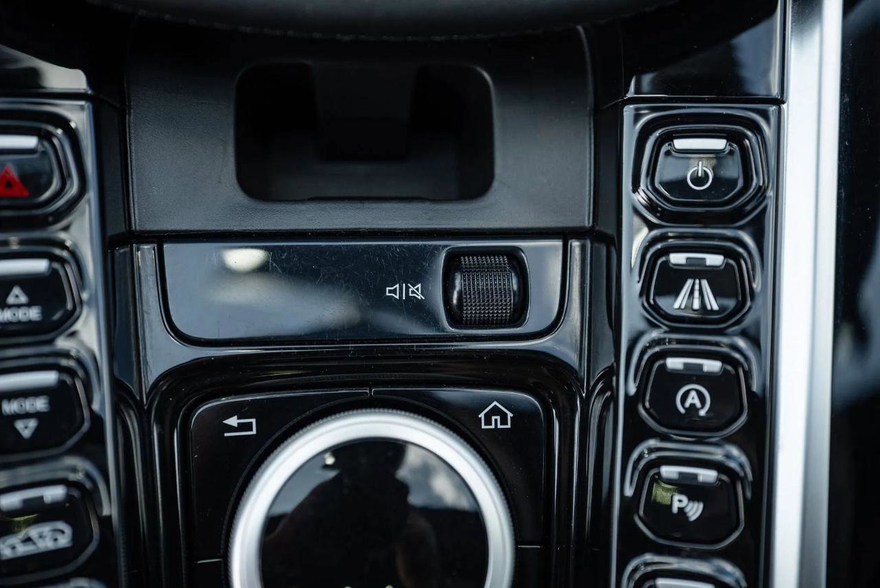 Used 2021 Aston Martin DBX AWD/4WD image 41