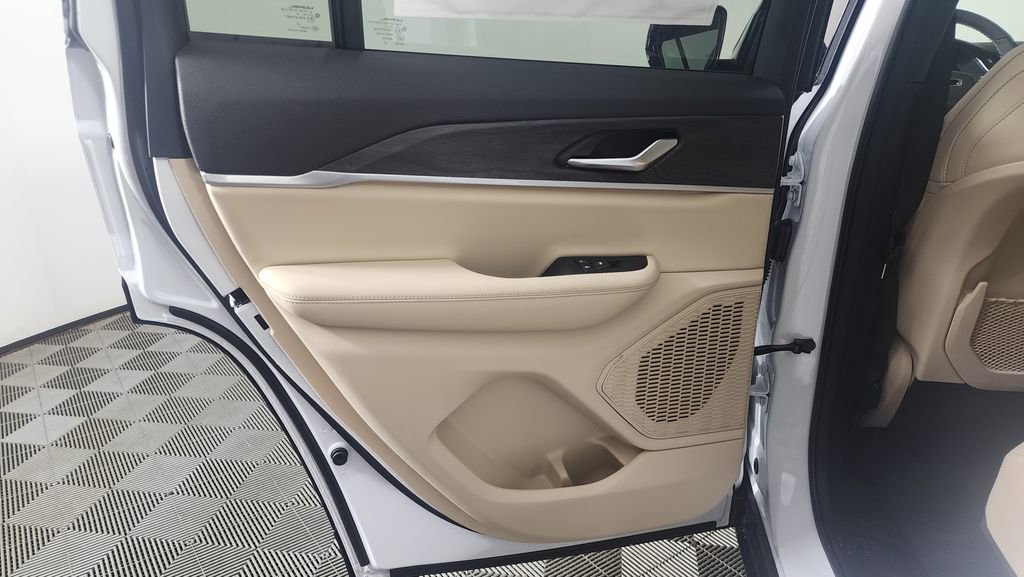 New 2025 Jeep Grand Cherokee Limited image 26