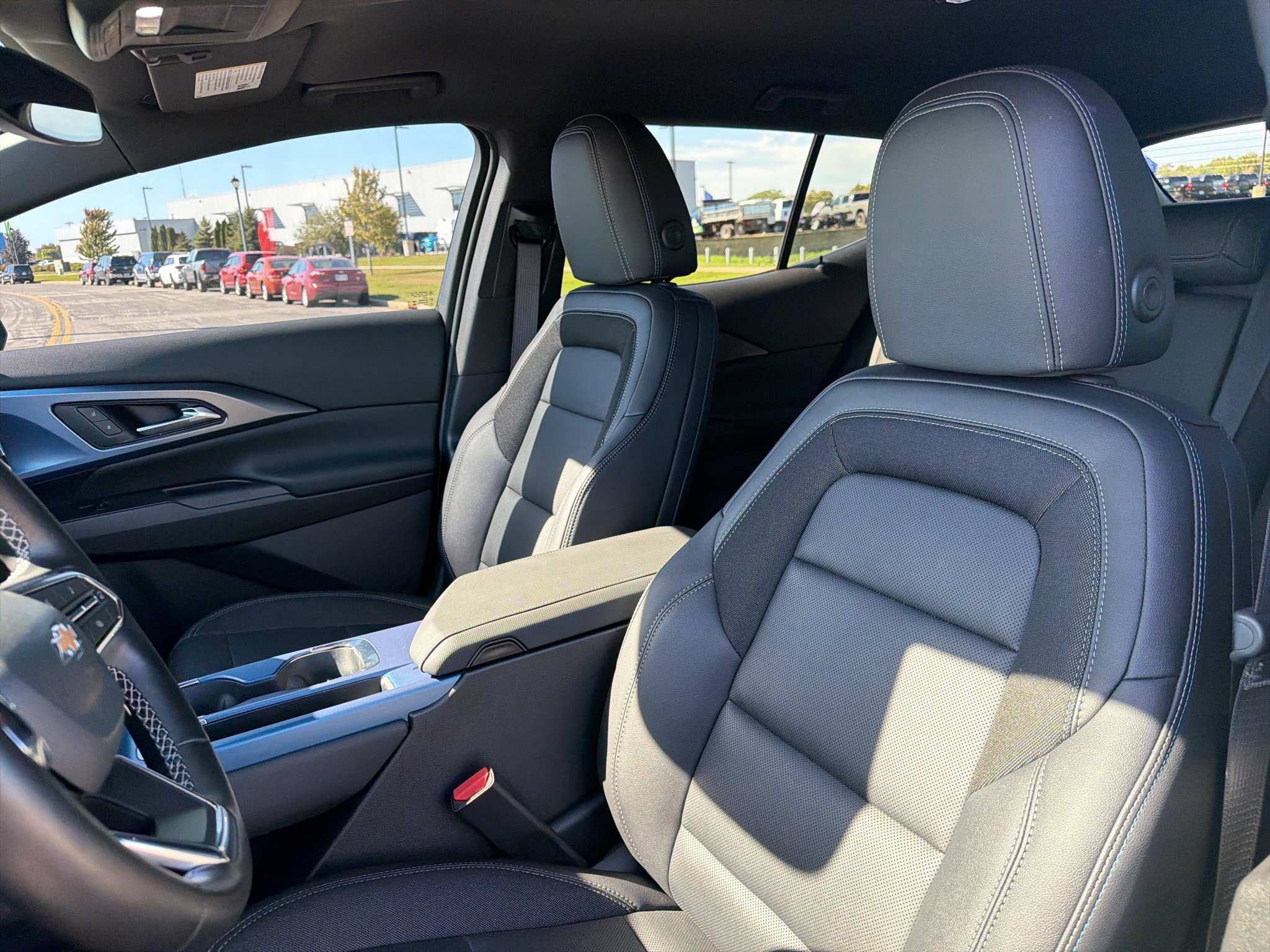 Used 2025 Chevrolet Equinox EV LT w/ LPO, Blackout Package FWD image 16