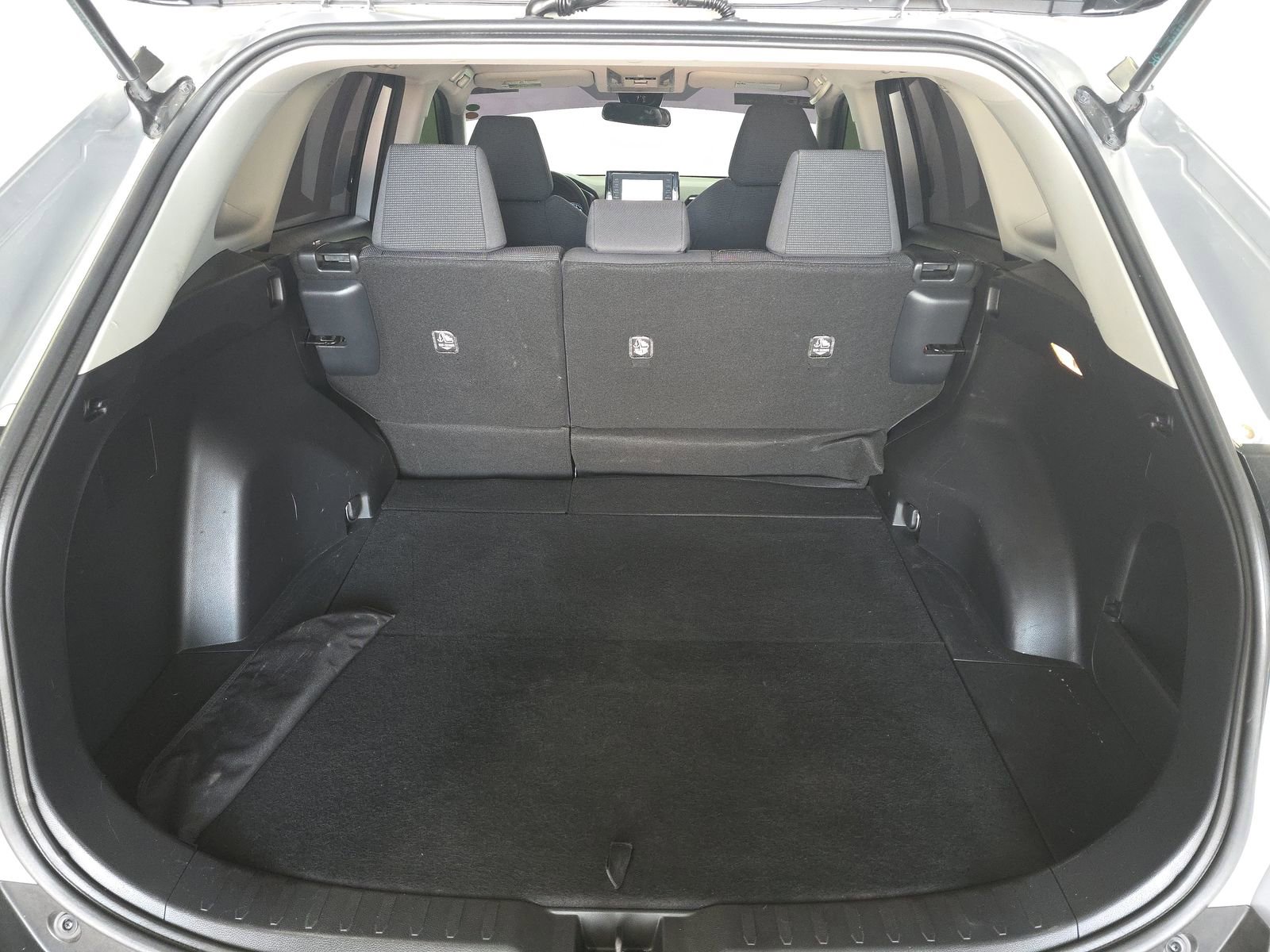 Used 2019 Toyota RAV4 LE FWD image 17