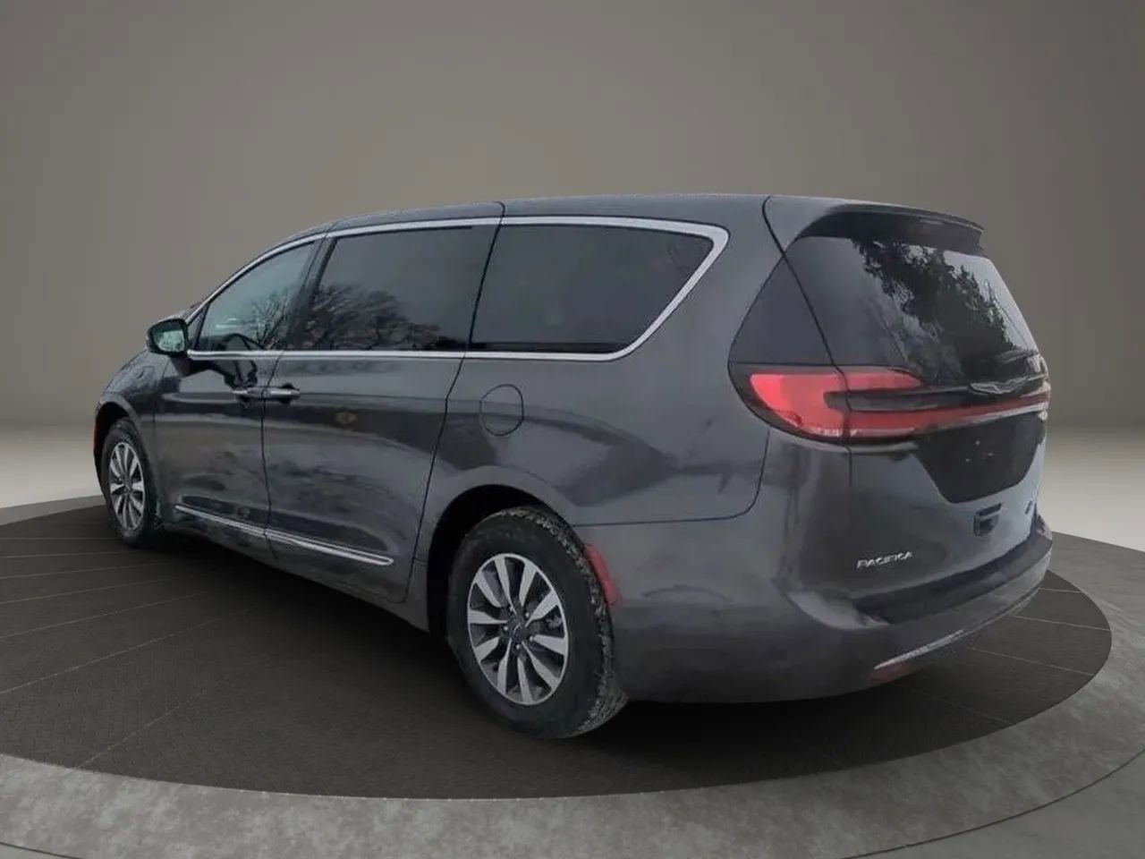 Used 2022 Chrysler Pacifica Limited FWD image 3