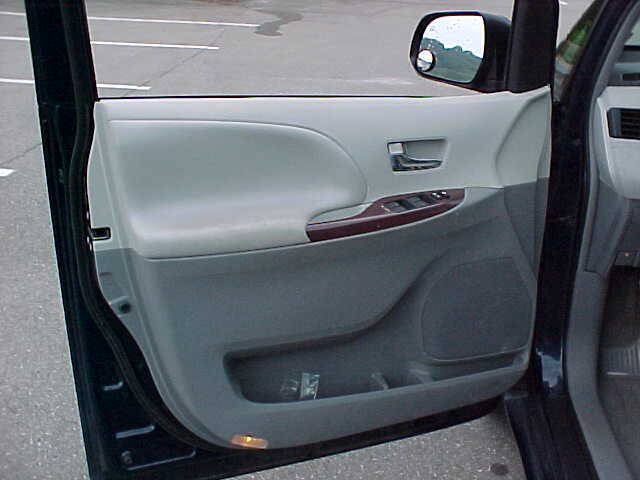 Used 2012 Toyota Sienna XLE FWD image 16