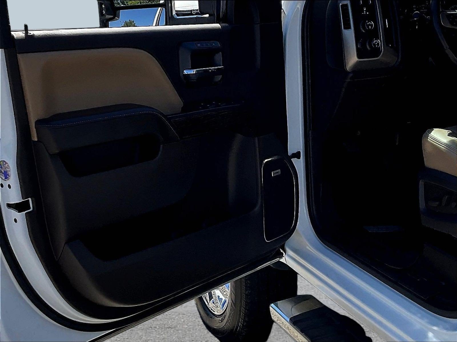Used 2018 GMC Sierra 2500 Denali w/ Duramax Plus Package AWD/4WD image 23