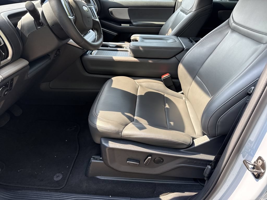 Used 2025 Ford Expedition Active AWD/4WD image 9