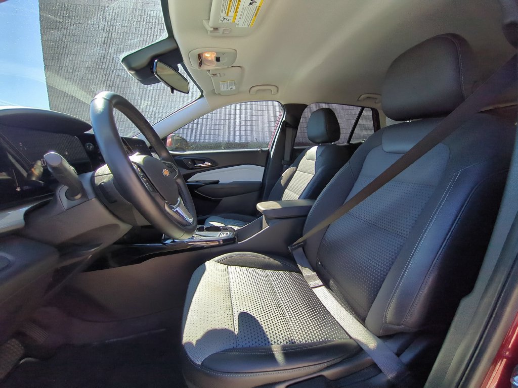 Used 2025 Chevrolet Trax LT w/ LT Convenience Package FWD image 24