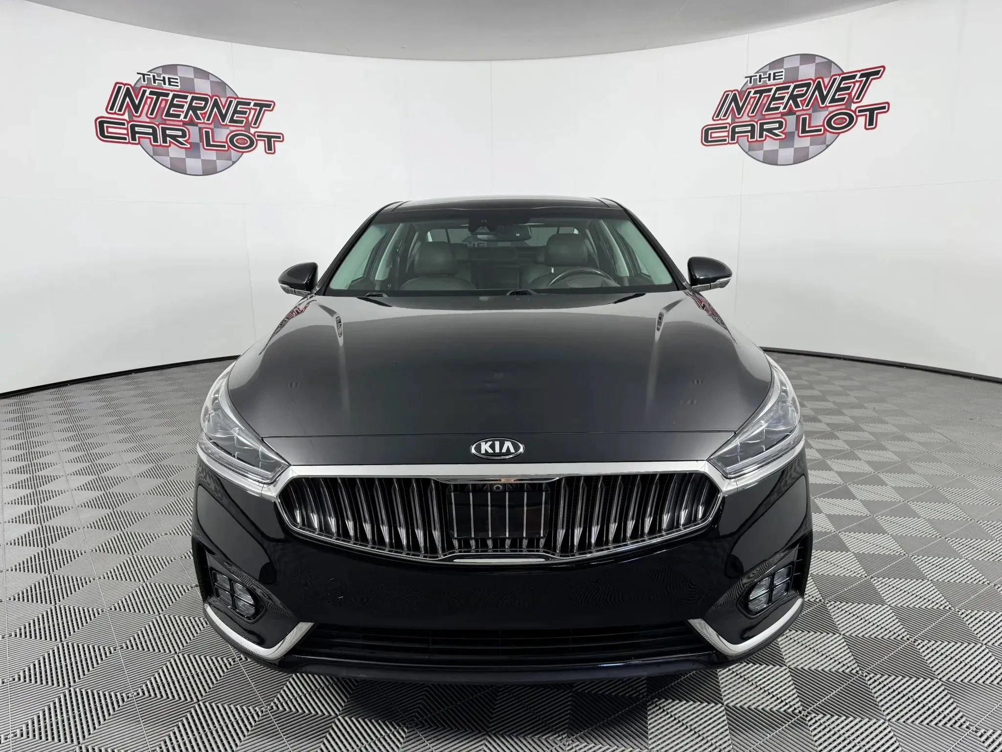 Used 2018 Kia Cadenza Limited FWD image 2