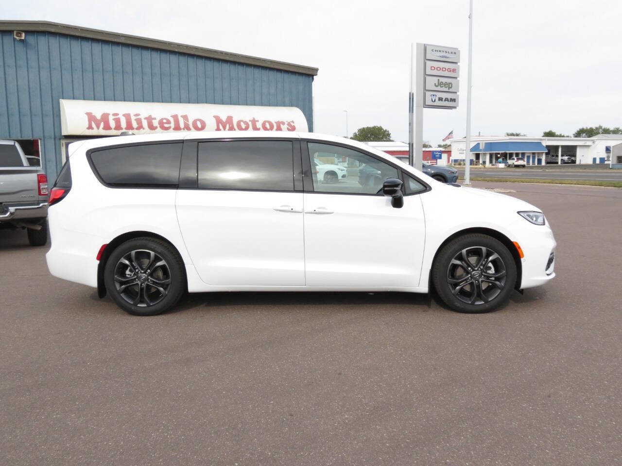 New 2026 Chrysler Pacifica Select image 1