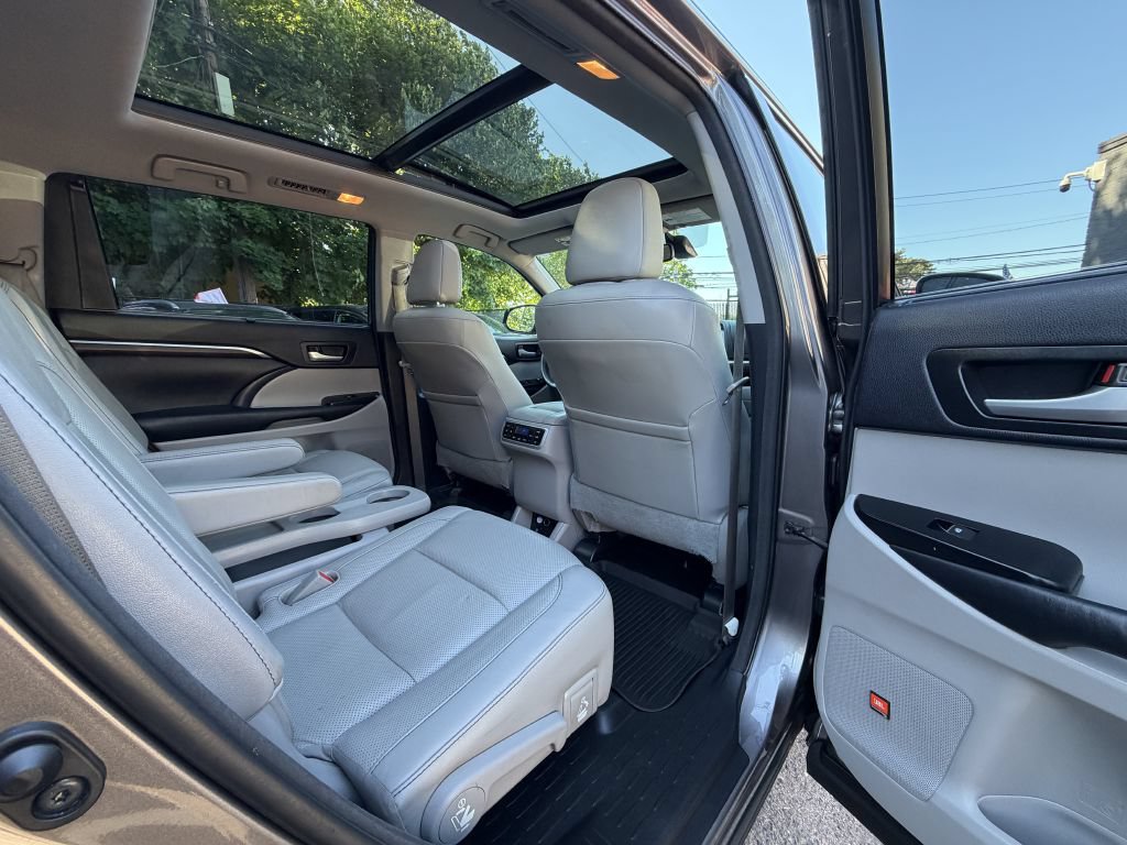 Used 2014 Toyota Highlander Limited Platinum AWD/4WD image 20