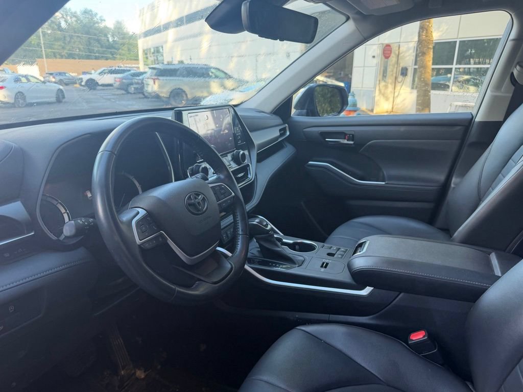 Used 2023 Toyota Highlander XLE FWD image 12