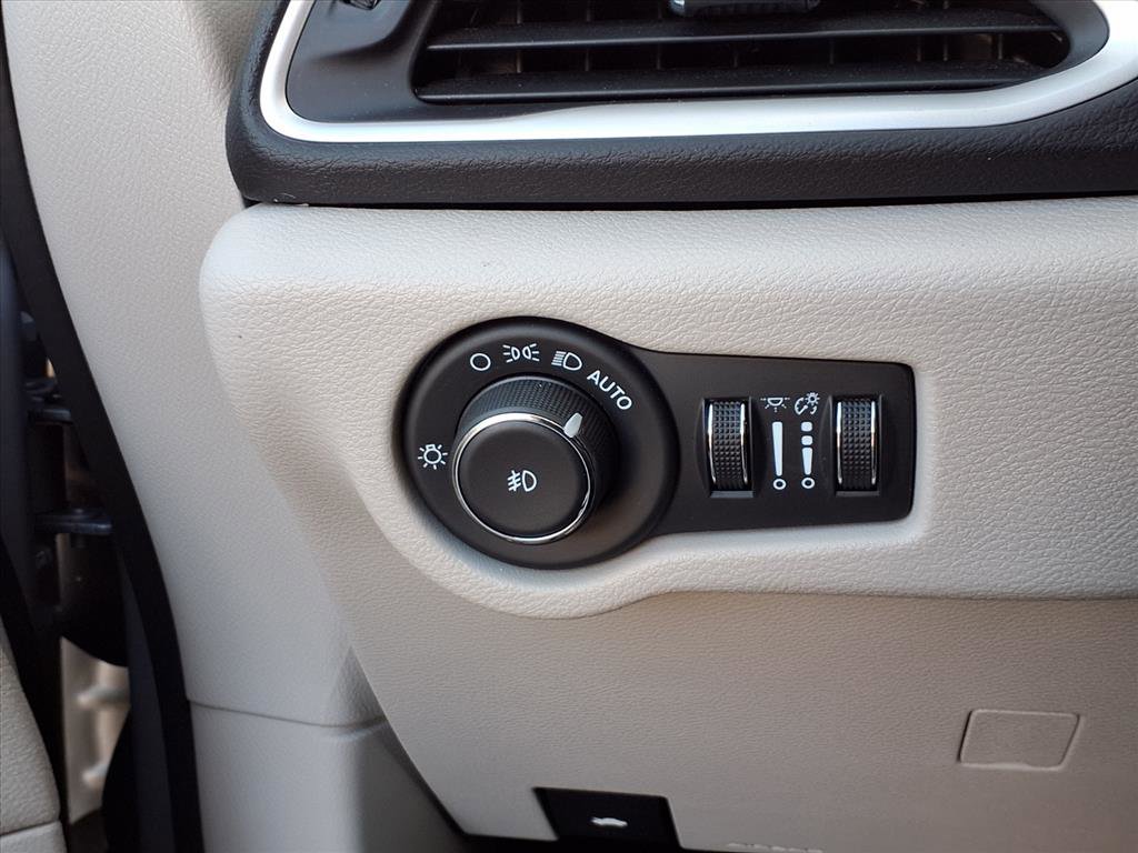 Used 2024 Chrysler Pacifica Touring-L image 22