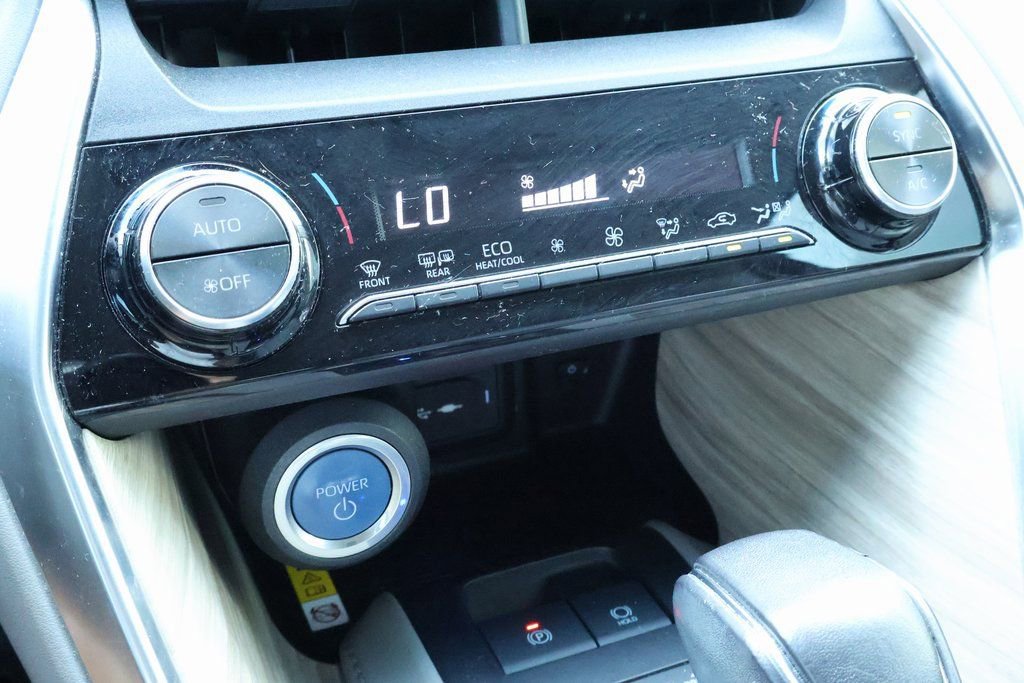 Used 2022 Toyota Venza XLE image 14