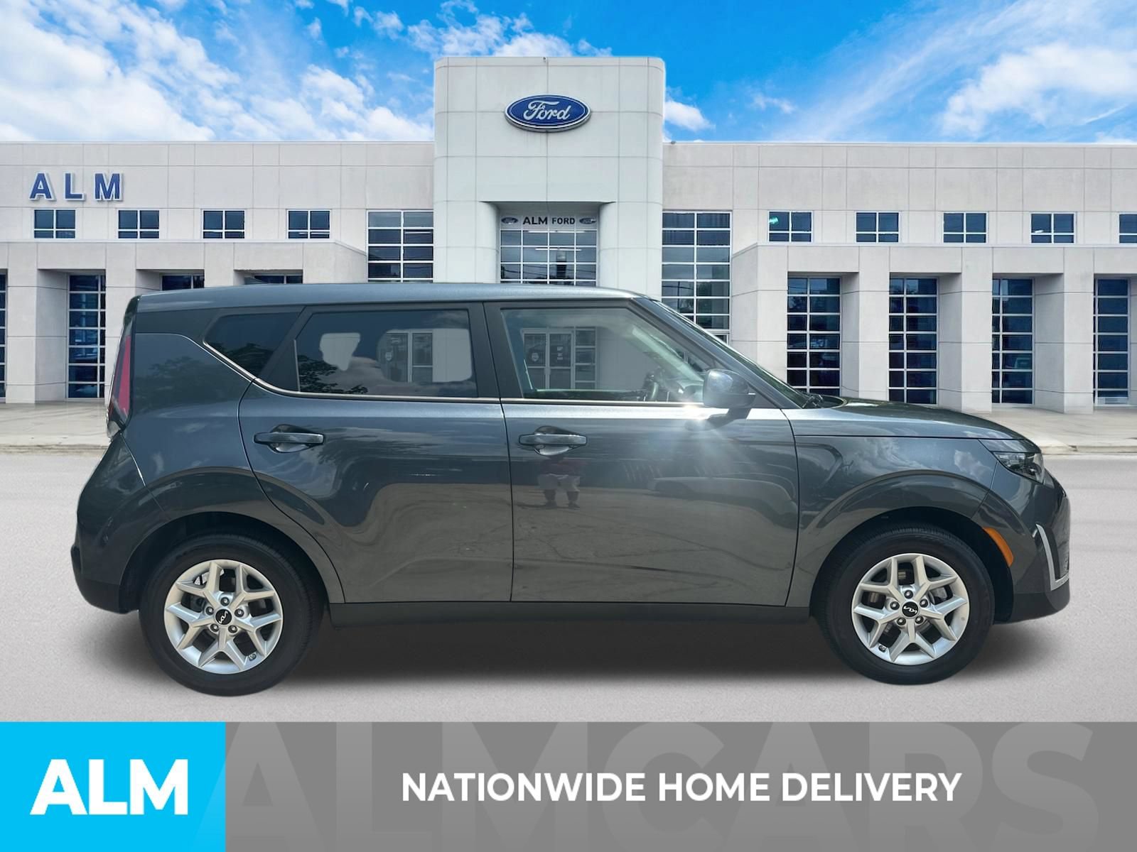 Used 2025 Kia Soul LX w/ LX Technology Package FWD image 4