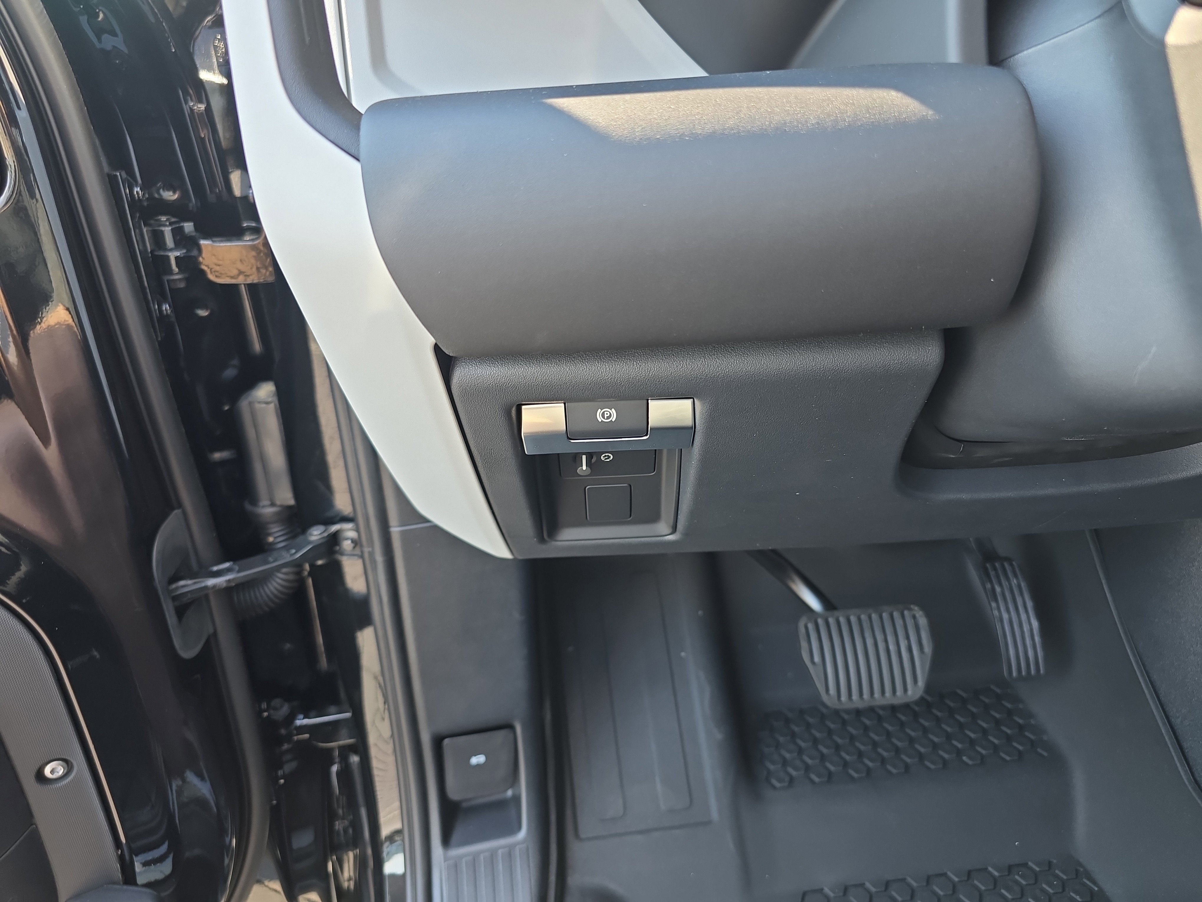 Certified 2025 Land Rover Defender 110 S AWD/4WD image 33