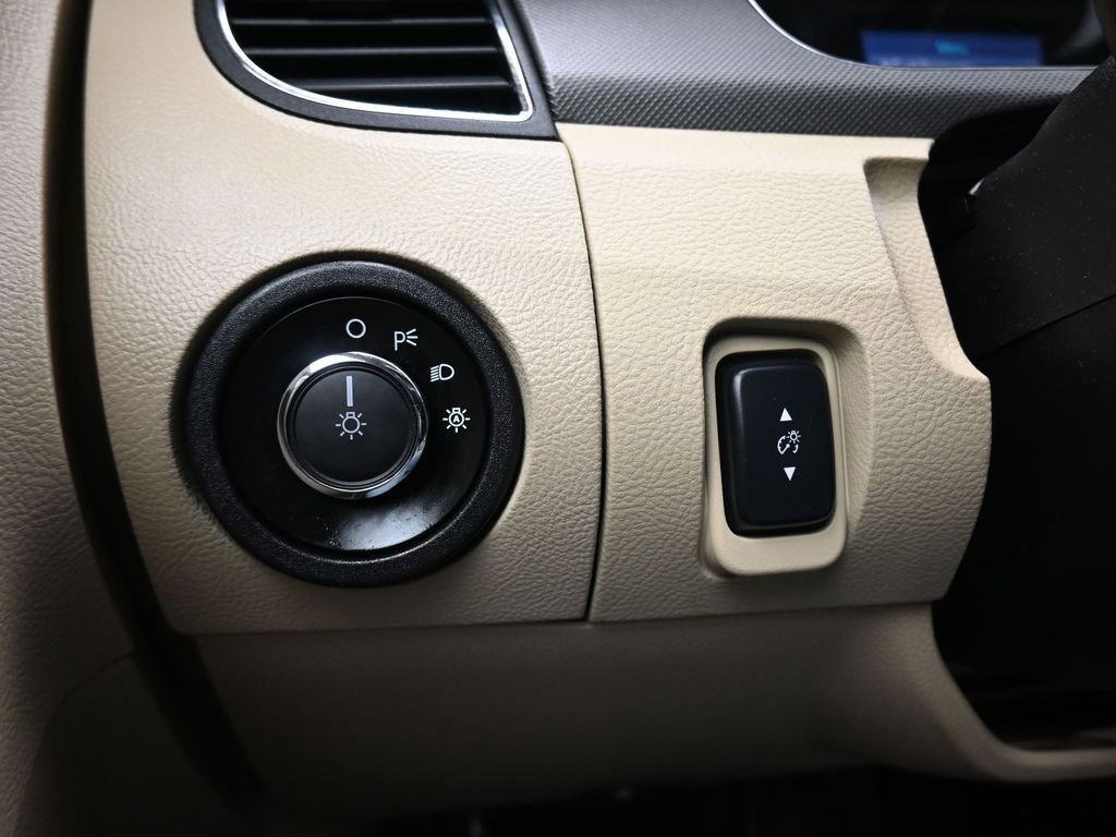 Used 2017 Ford Taurus SE FWD image 23