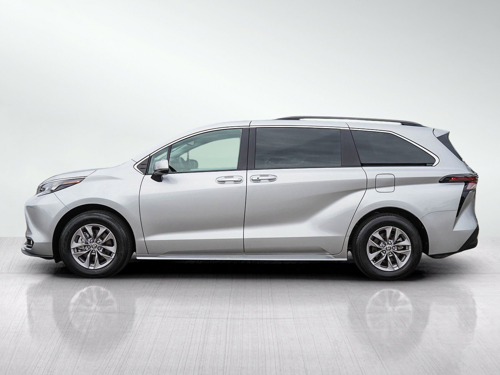 Used 2025 Toyota Sienna XLE w/ XLE Plus Package AWD/4WD image 2