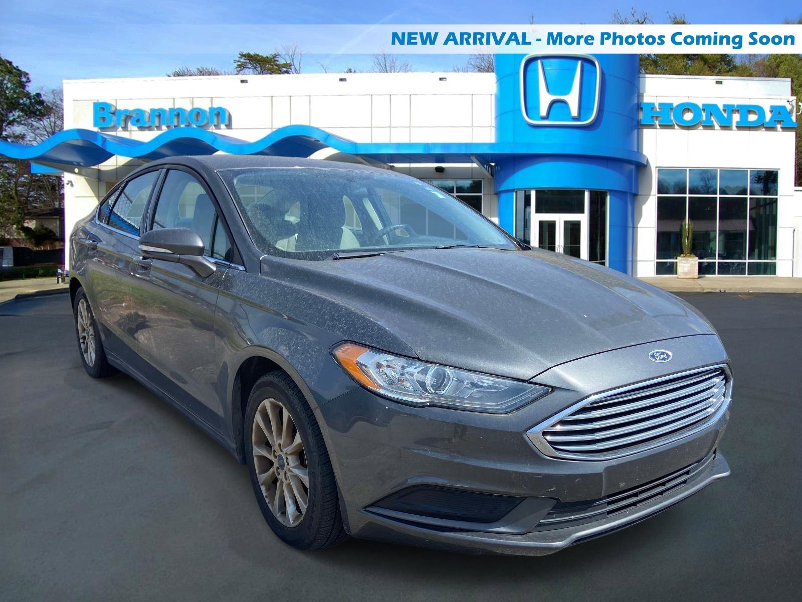 Used 2017 Ford Fusion SE image 1