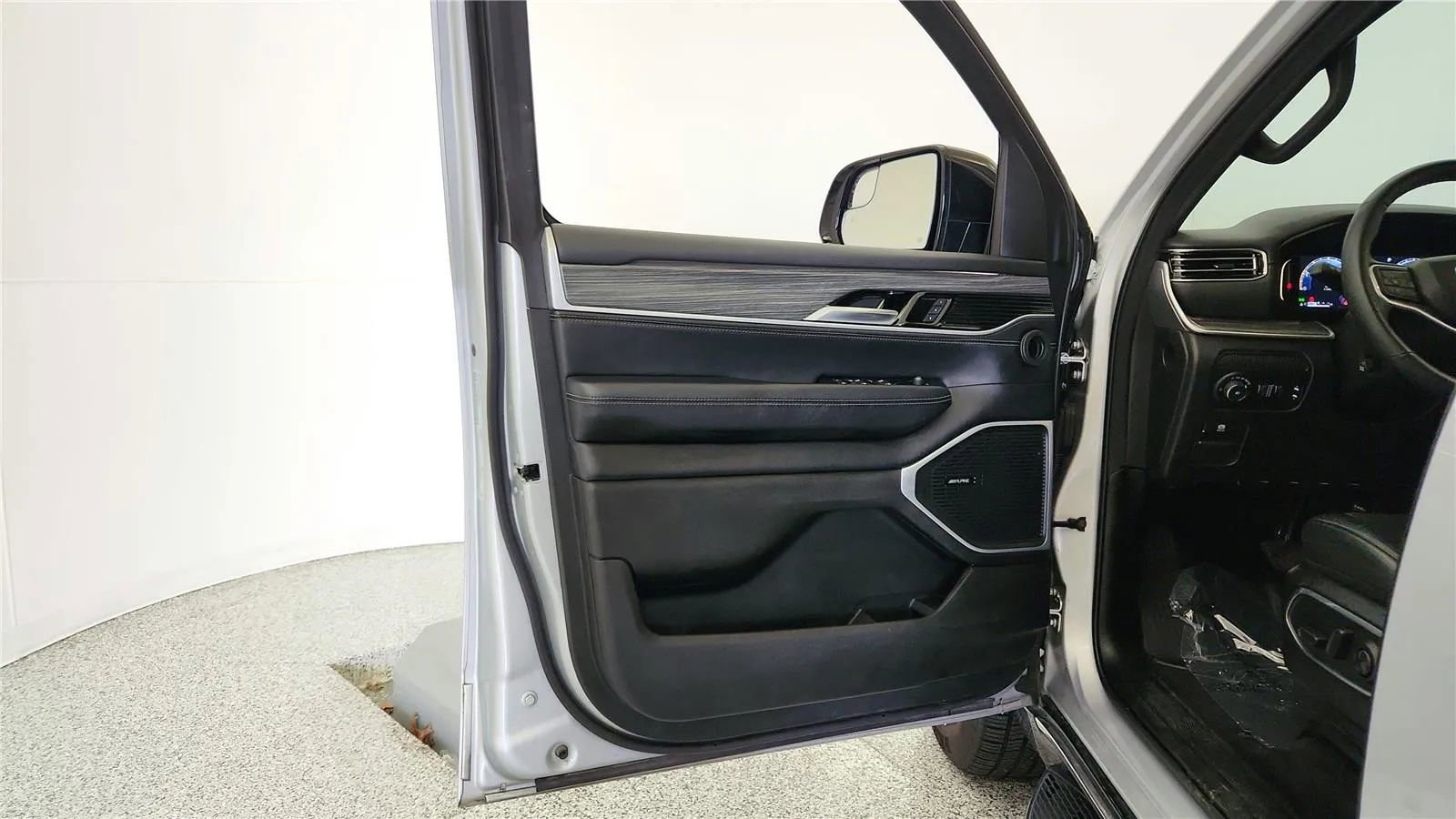 Used 2024 Jeep Wagoneer L Series II w/ Flexible Seating Group image 33