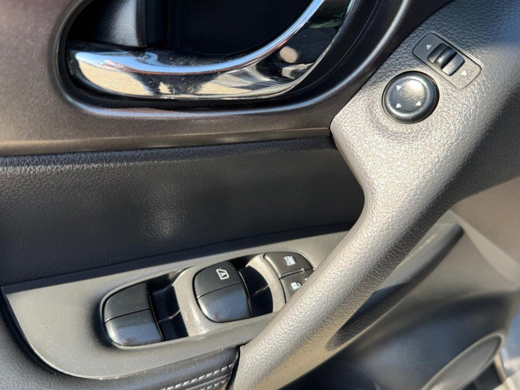 Used 2016 Nissan Rogue SV image 31