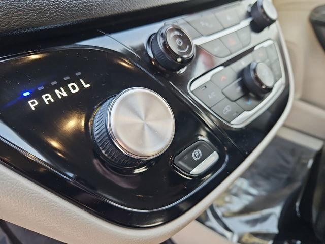 Used 2023 Chrysler Pacifica Touring-L FWD image 32