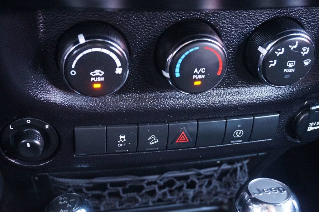 Used 2018 Jeep Wrangler Unlimited Sahara AWD/4WD image 32