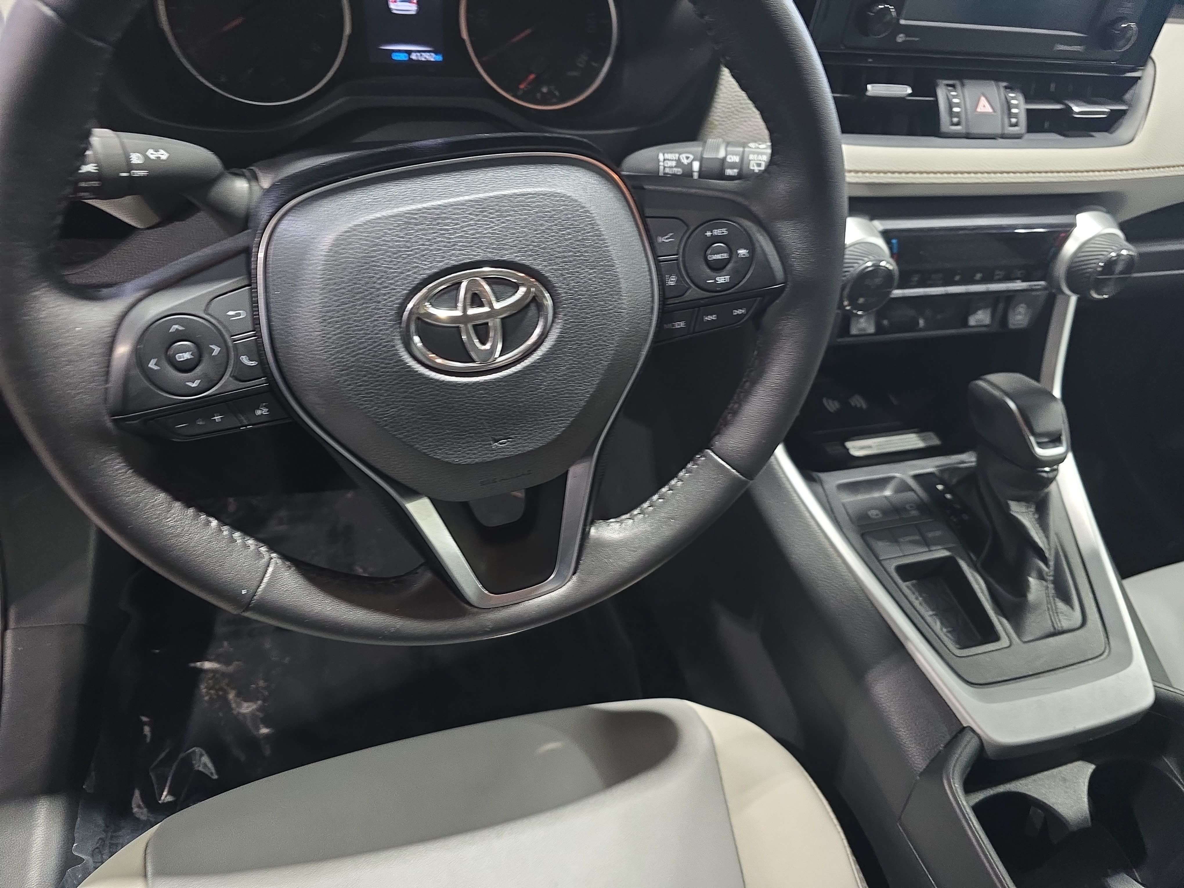 Used 2021 Toyota RAV4 XLE Premium FWD image 15