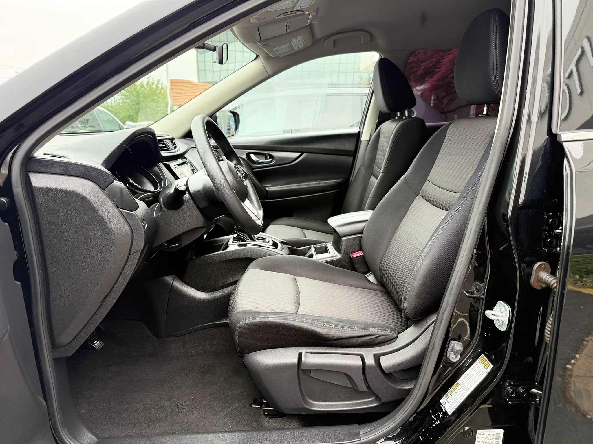 Used 2017 Nissan Rogue S AWD/4WD image 10