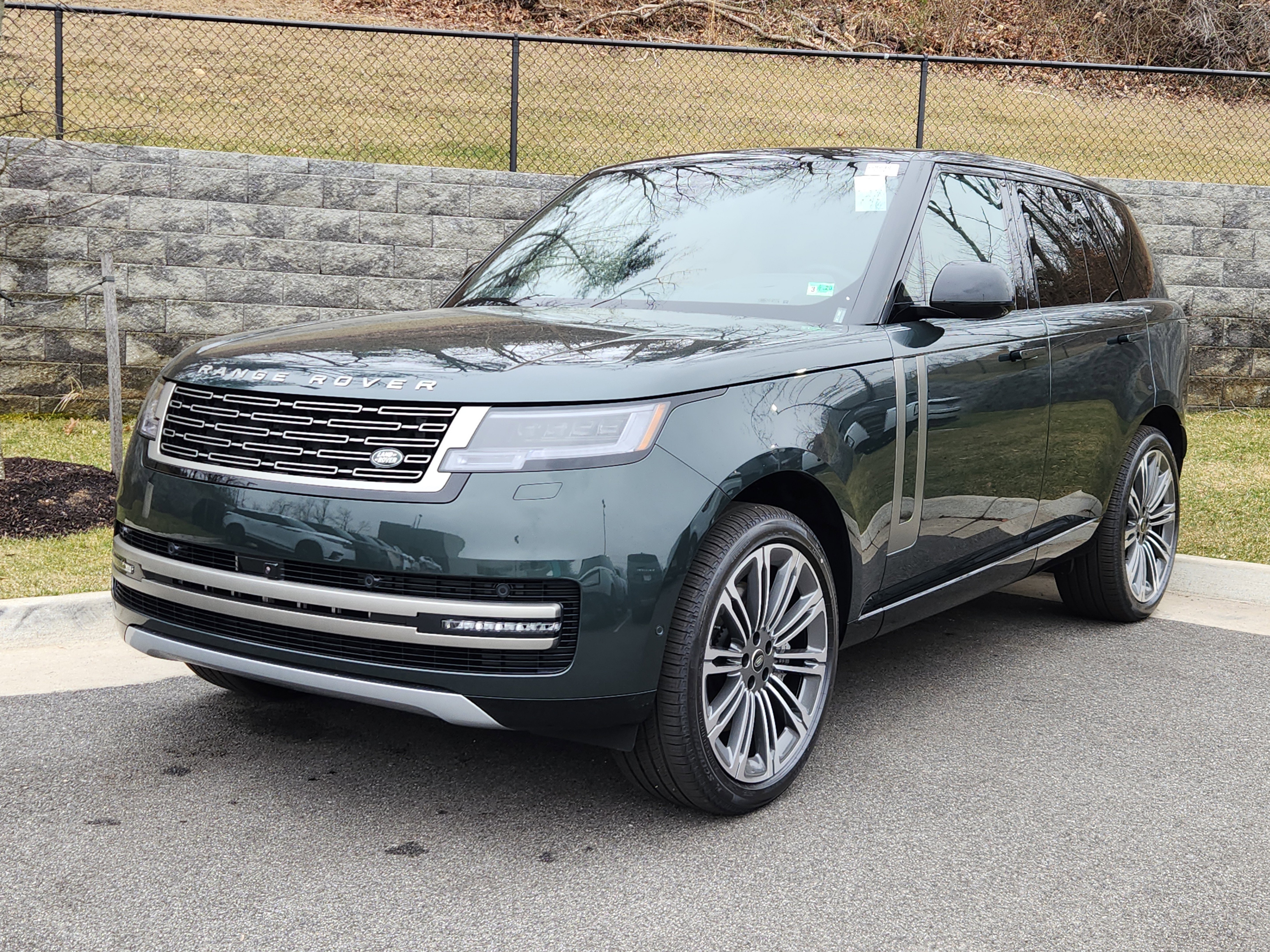 New 2025 Land Rover Range Rover SE image 1