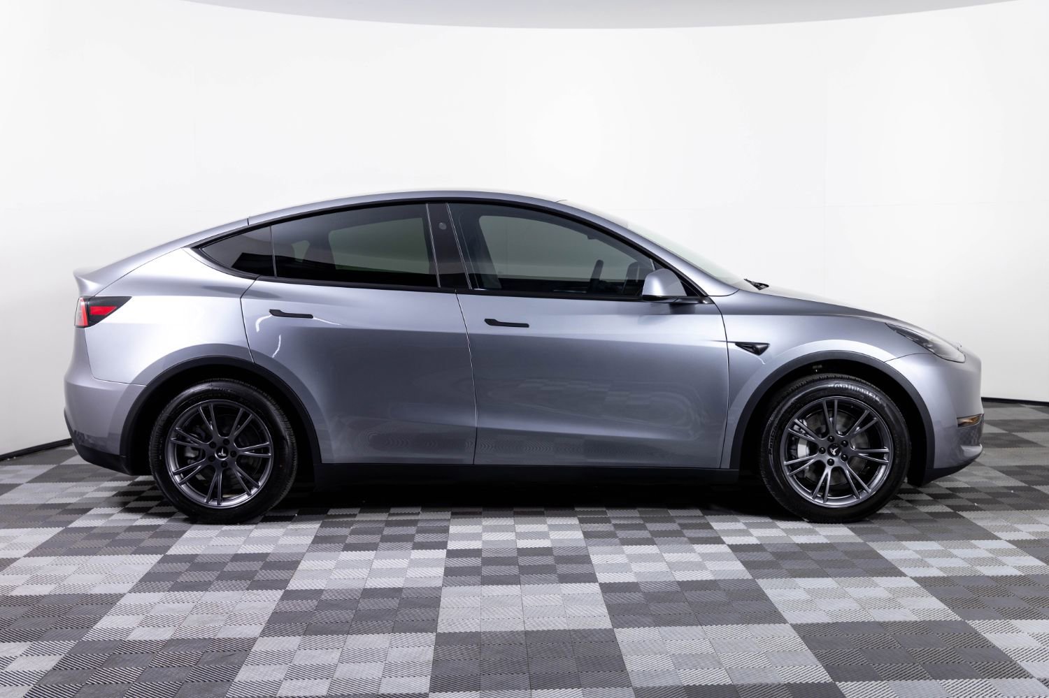 Used 2025 Tesla Model Y Long Range RWD image 9