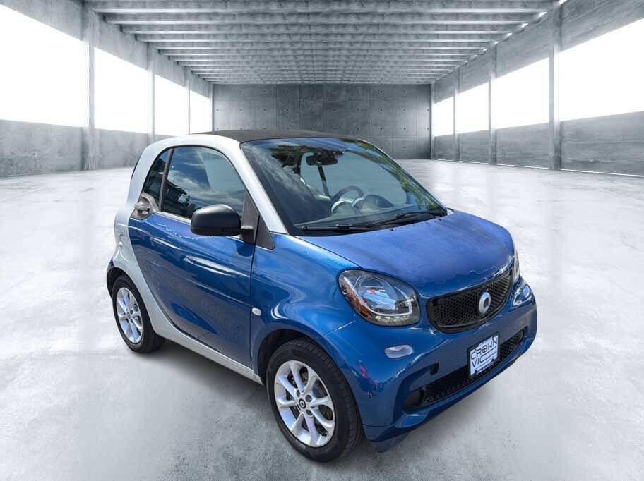 Used 2017 smart fortwo pure RWD image 2