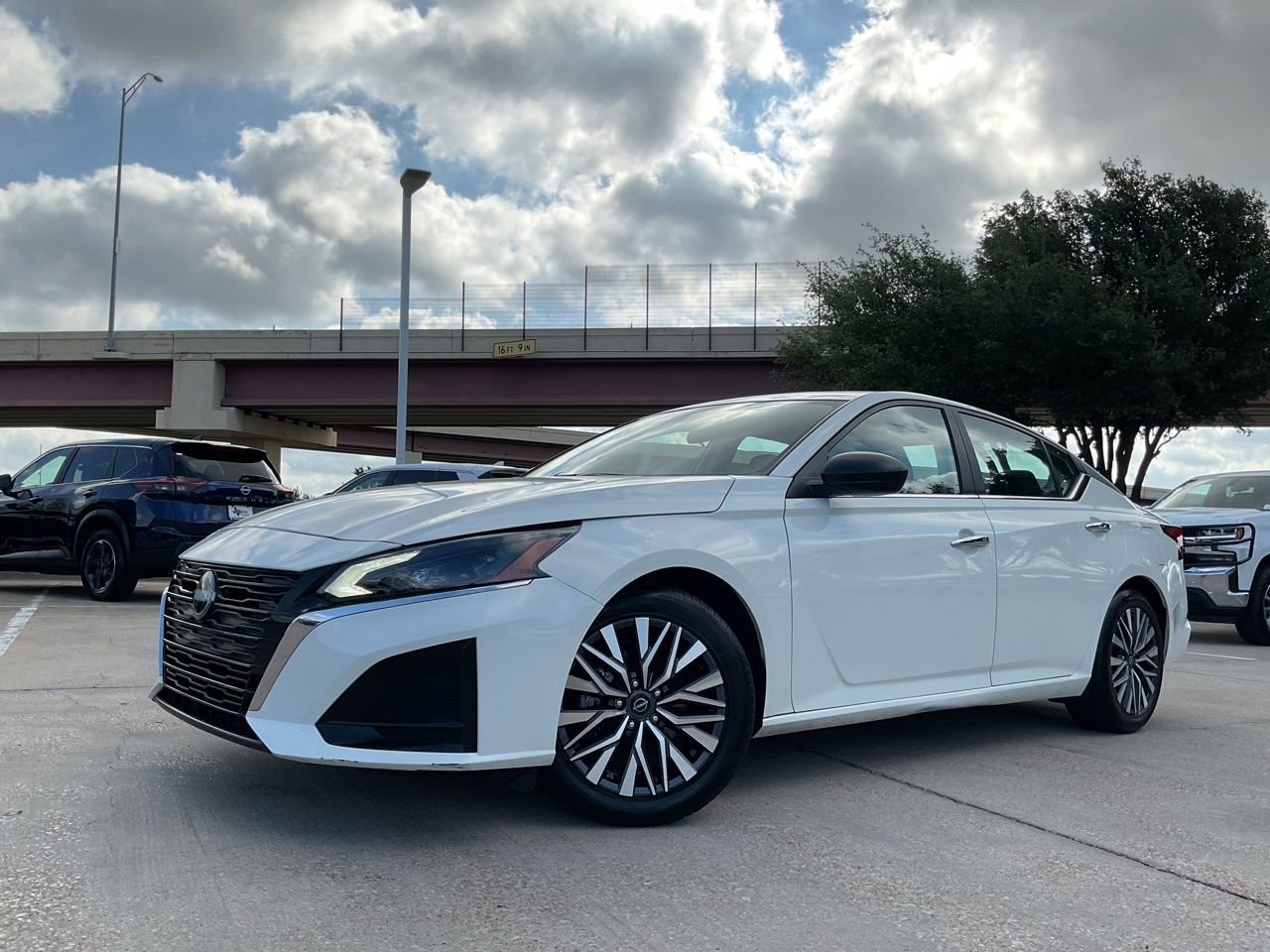 Used 2025 Nissan Sentra S FWD image 2