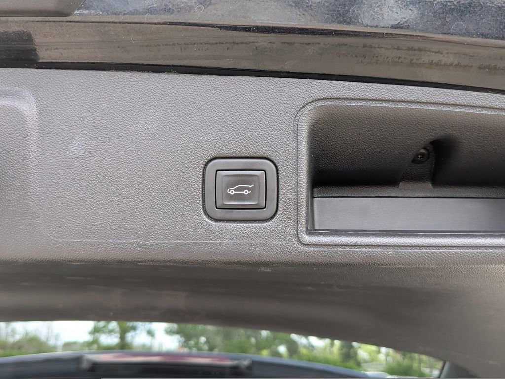 Used 2024 GMC Terrain SLT FWD image 13