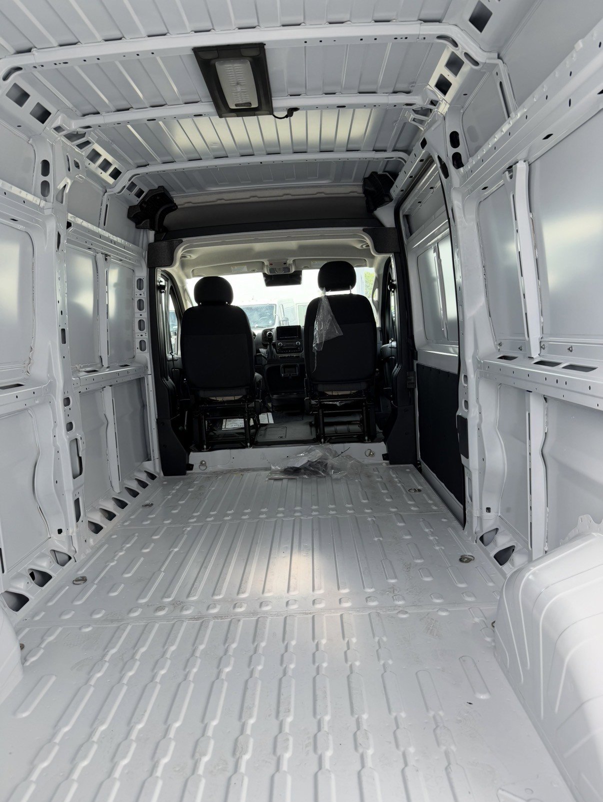 Used 2025 RAM ProMaster 3500 w/ Convenience Group image 2
