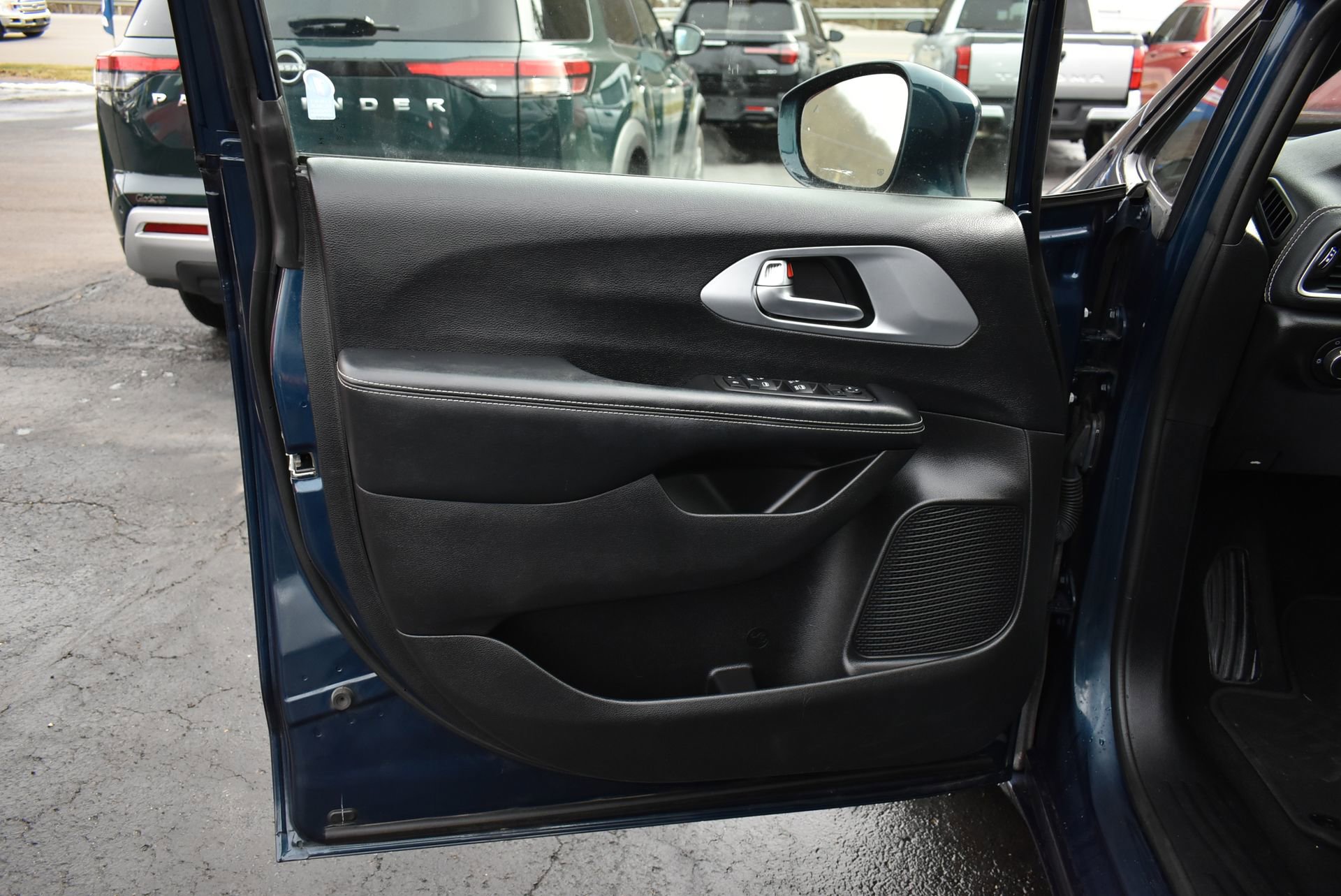 Used 2021 Chrysler Pacifica Touring w/ S Appearance Package image 11