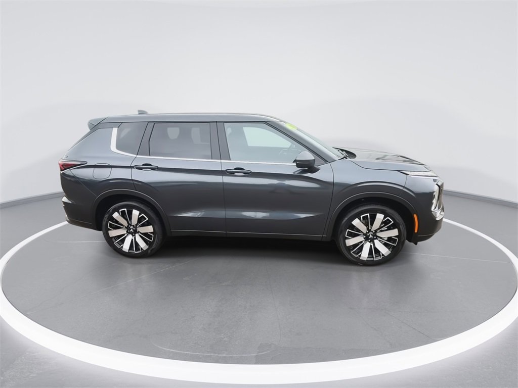 New 2025 Mitsubishi Outlander SE image 9