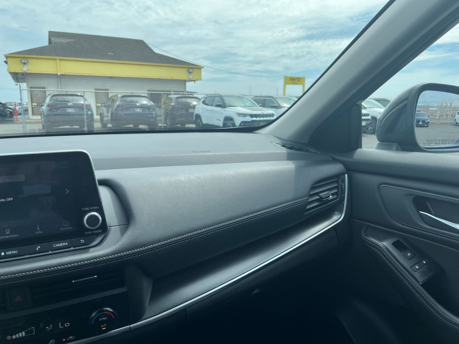 Used 2025 Nissan Rogue SV image 37