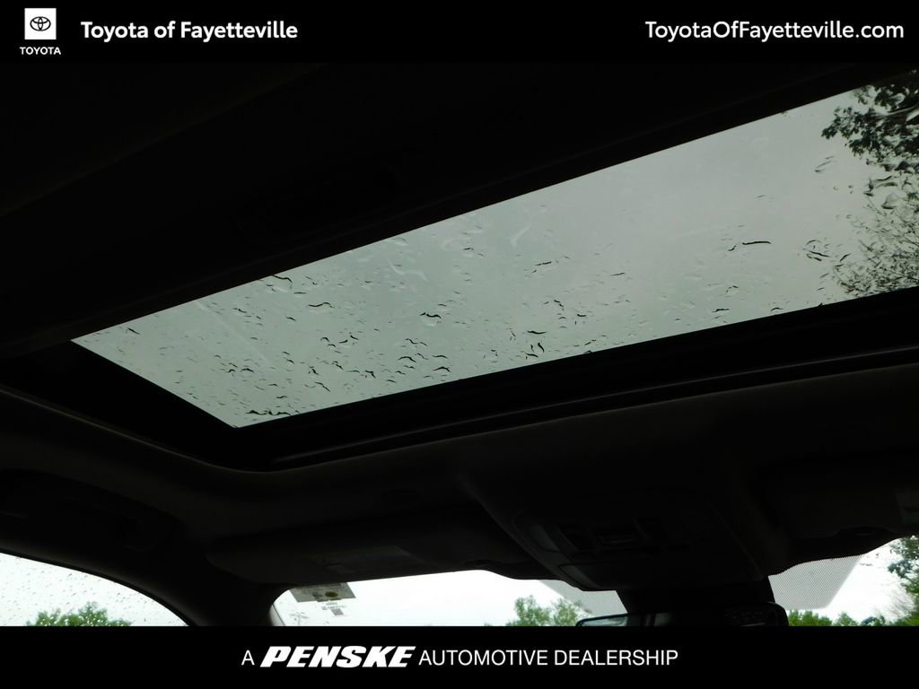 Used 2023 Toyota Highlander XLE AWD/4WD image 6