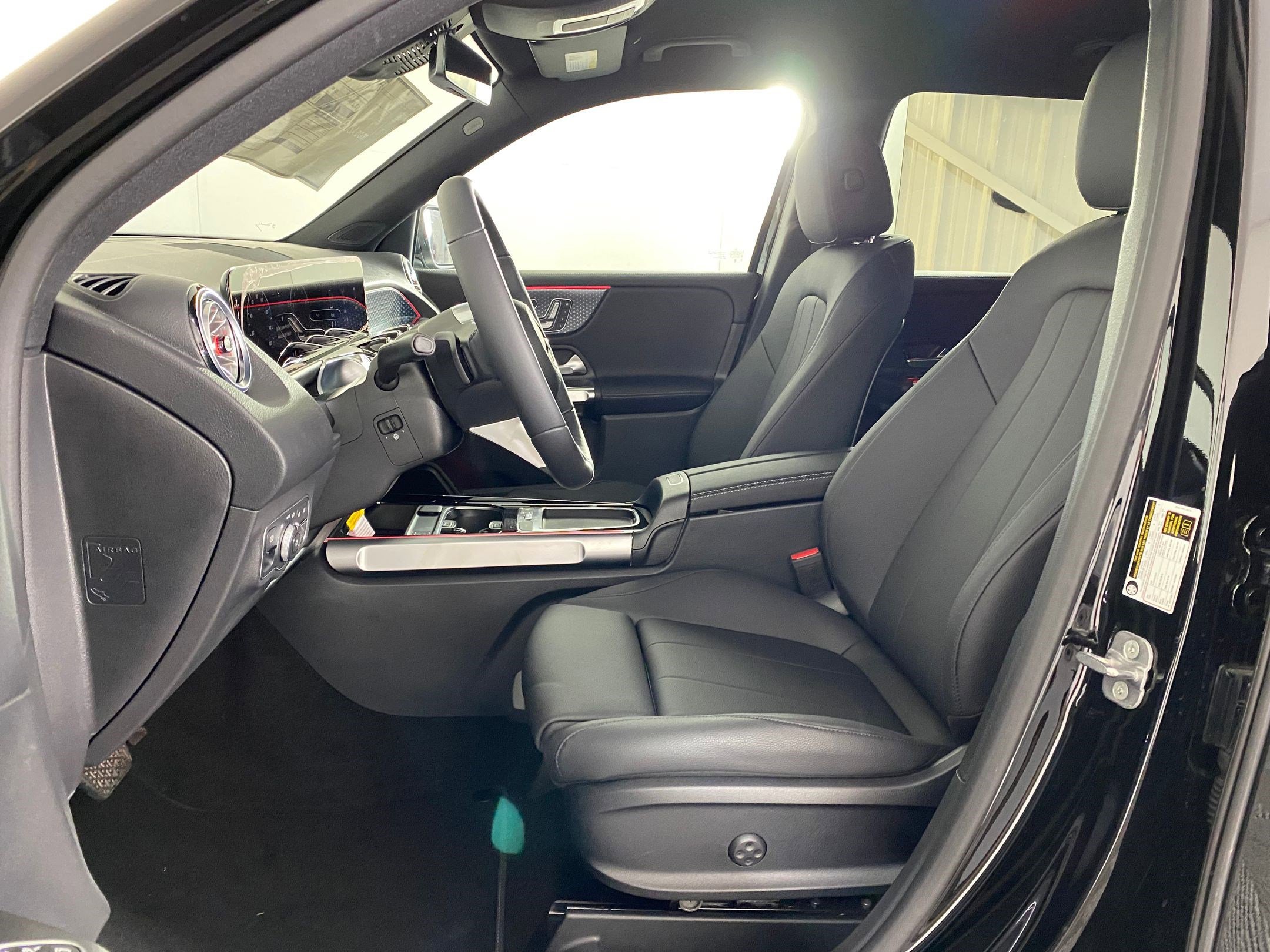 New 2025 Mercedes-Benz GLB 250 4MATIC image 4