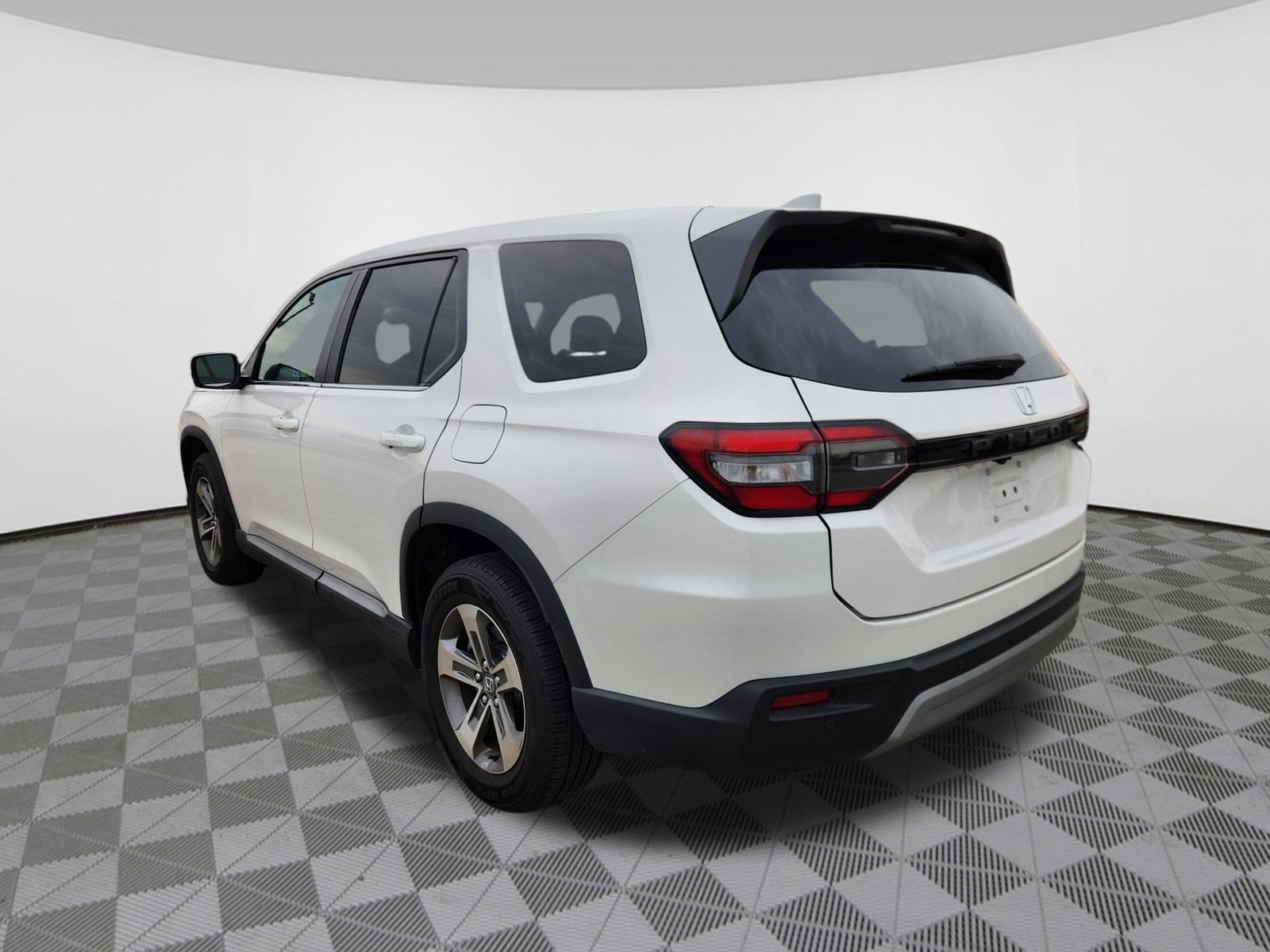 Used 2024 Honda Pilot EX-L image 3