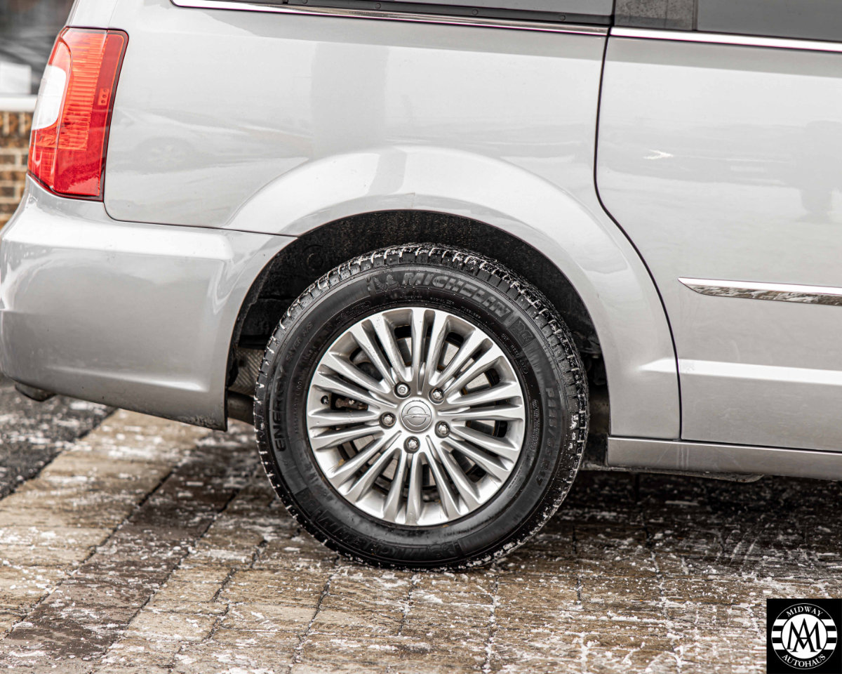 Used 2015 Chrysler Town & Country Touring-L w/ Driver Convenience Group image 8