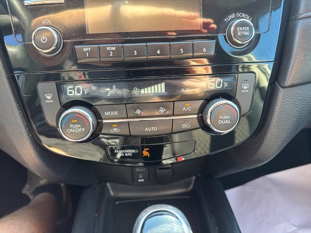 Used 2017 Nissan Rogue SV AWD/4WD image 17
