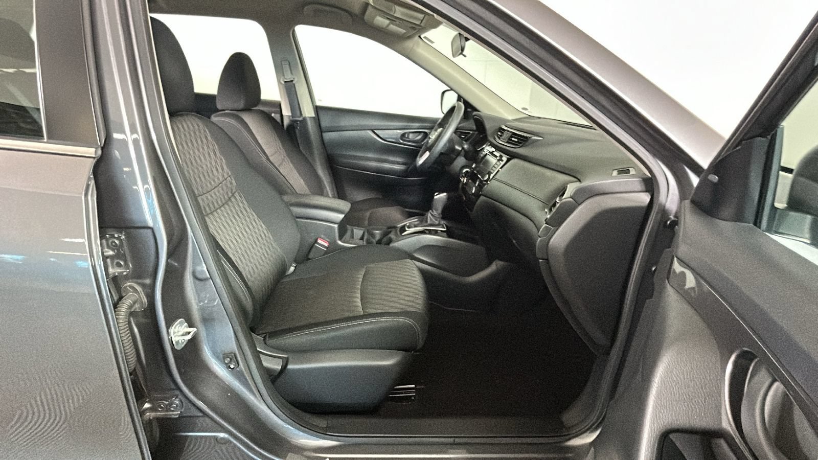Used 2020 Nissan Rogue S FWD image 34